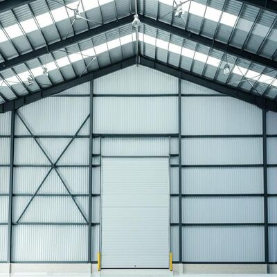 Acquistare Magazzino con struttura in acciaio e porte scorrevoli, con struttura di supporto a capriate in acciaio ed eccellente efficienza energetica, ottimizzato per lo stoccaggio fabbricazione online