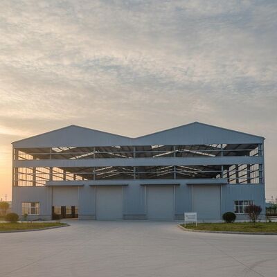 Kopen Dubbele helling dak staalconstructie magazijn gebouwd met Q420B staalmateriaal ontworpen om meer dan 50 jaar mee te gaan en opslagruimte te bieden online vervaardiging